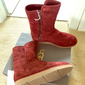 UGG boots never worn (size 9)